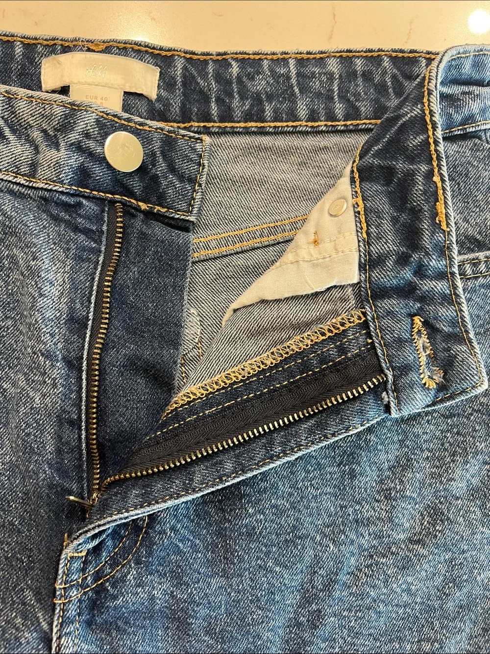 H&M High Waisted Denim Shorts Raw Hem Distressed Medium Wash Size 8 - Picture 2 of 8